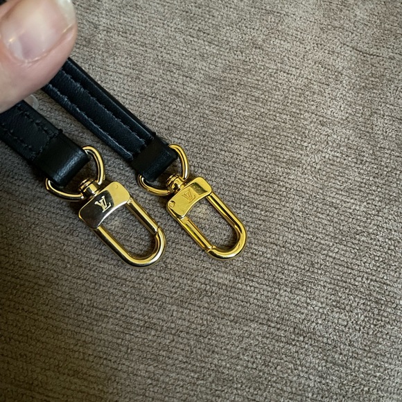 Authentic Louis Vuitton Black Leather Adjustable Crossbody Strap - Picture 4 of 6